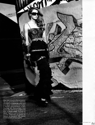   (Valentina Zeliaeva)    Vogue (Germany November 2007)