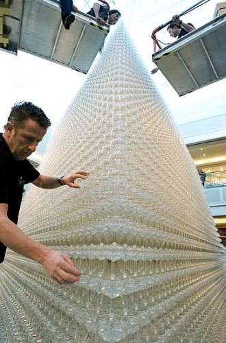 he Largest Champagne Fountain:    