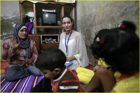 Анжелина Джоли и Брэд Питт посетили беженцев  в Дамаске