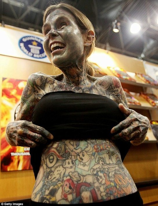 Джулия Гнусе - самая татуированная женщина в  мире