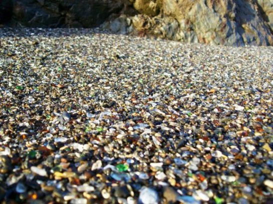 Пляж, усыпанный полупрозрачными камнями