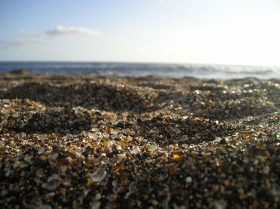 Пляж, усыпанный полупрозрачными камнями