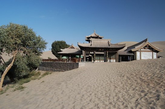 Озеро Юэяцюань - колодец в песках