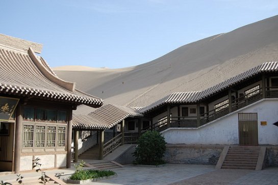 Озеро Юэяцюань - колодец в песках