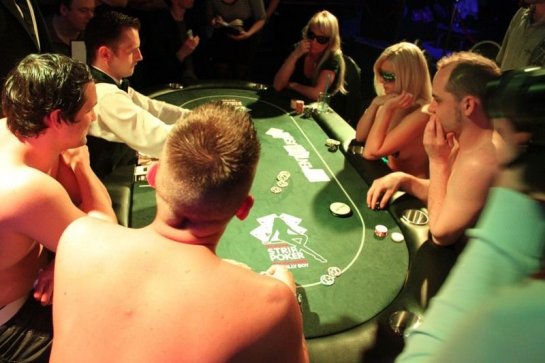 Прошел отборочный тур чемпионата игры в покер на раздевание