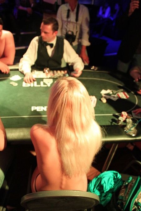 Прошел отборочный тур чемпионата игры в покер на раздевание