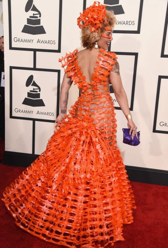 Певица Джой Вилла в откровенном платье